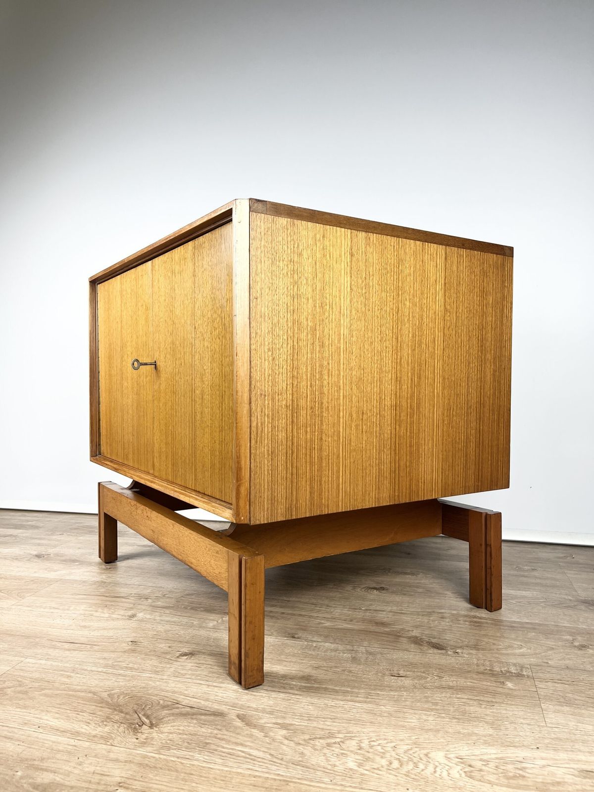 photo vintage Unusual Mid Century Record Cabinet, British 1960s