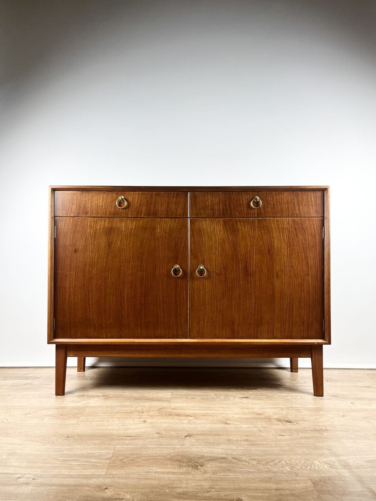 photo vintage Gordon Russell For Heal’s Mahogany Sideboard, British 1950s