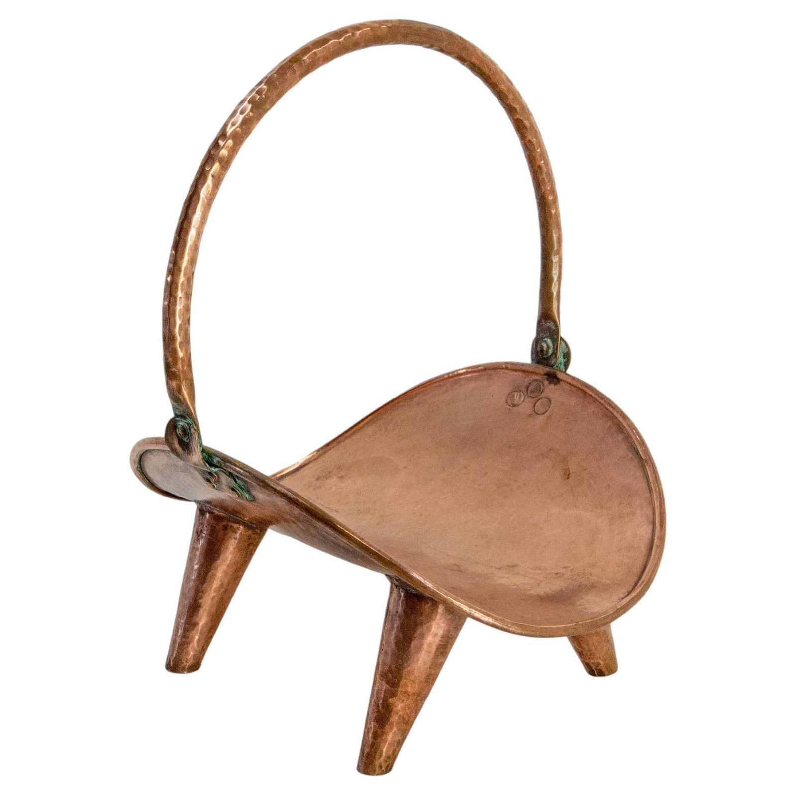 Houtblokhouder of decoratieve mand in gehamerd koper, Frankrijk, ca. 1940