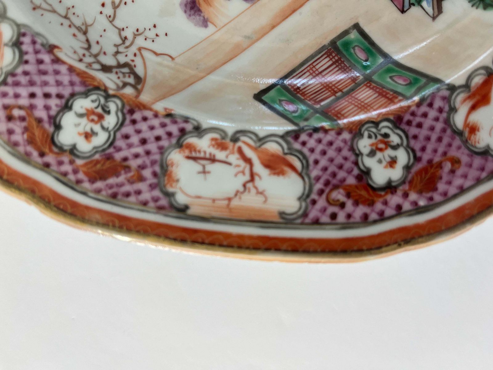 photo furniture Chinees Octagonaal Famille Rose Porselein, Diep Bord of Kom, Qianlong Periode