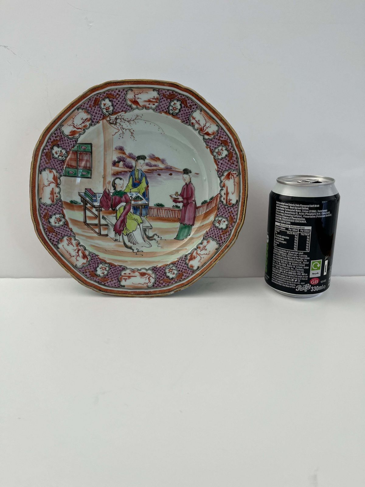 photo vintage Chinese Octagonal Famille Rose Porcelain Deep Plate Or Bowl, Qianlong Period