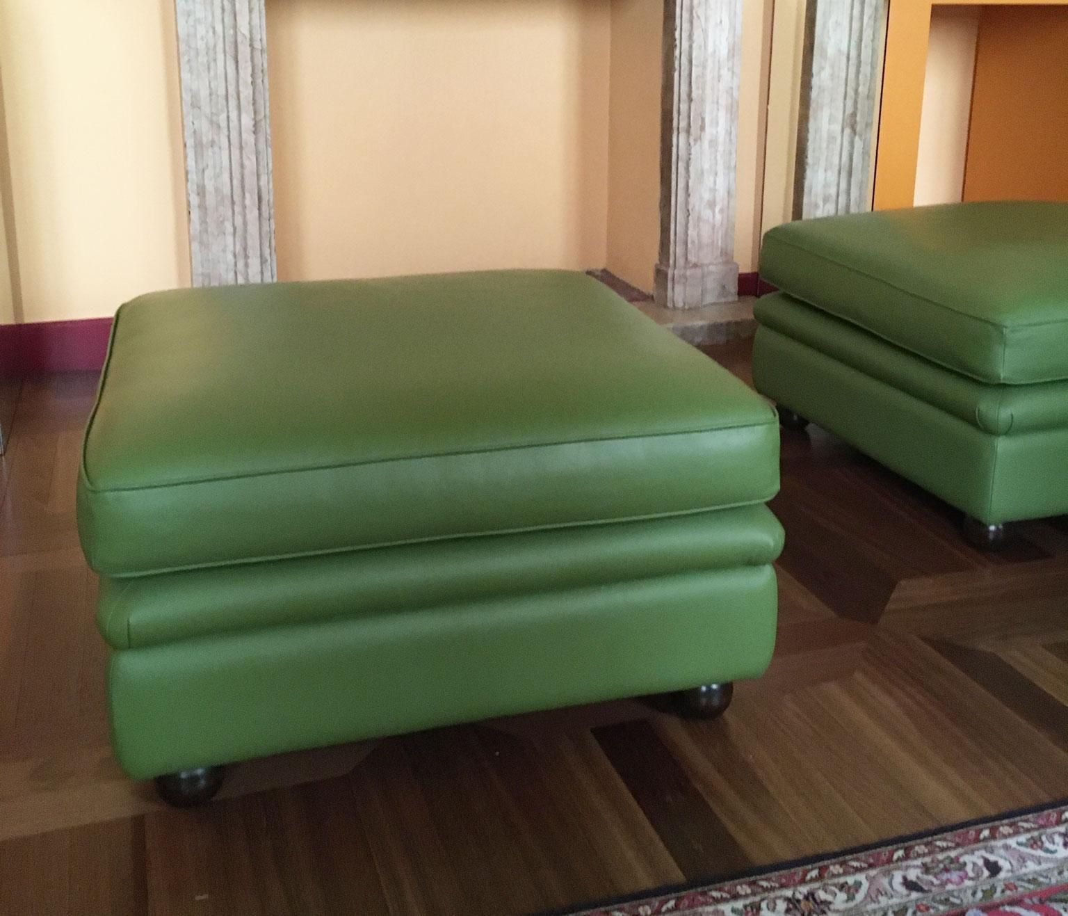 photo furniture Pouf carré en cuir vert, pieds sphériques laqués noirs, Italie, Post-Modern