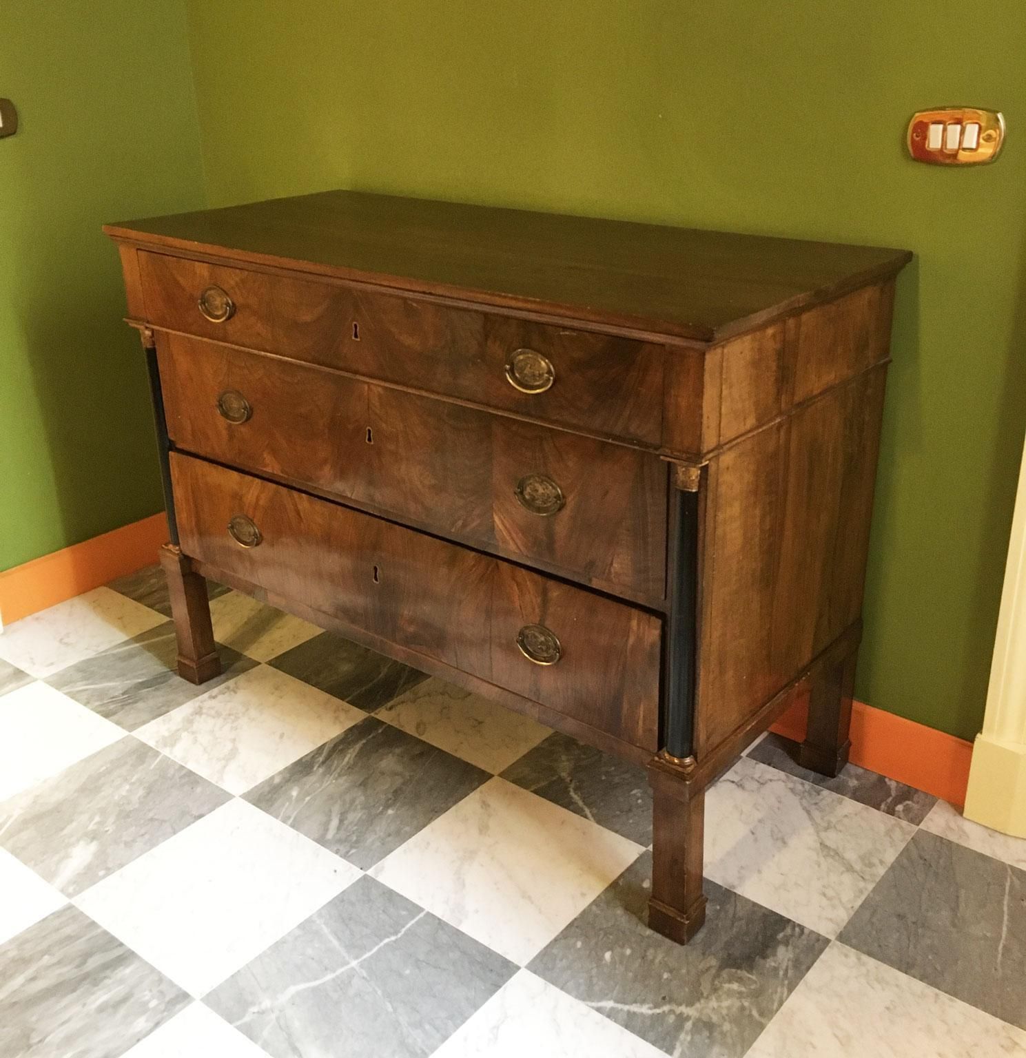 photo furniture Commode Empire en noyer avec poignées en bronze, Italie, XVIIIe siècle