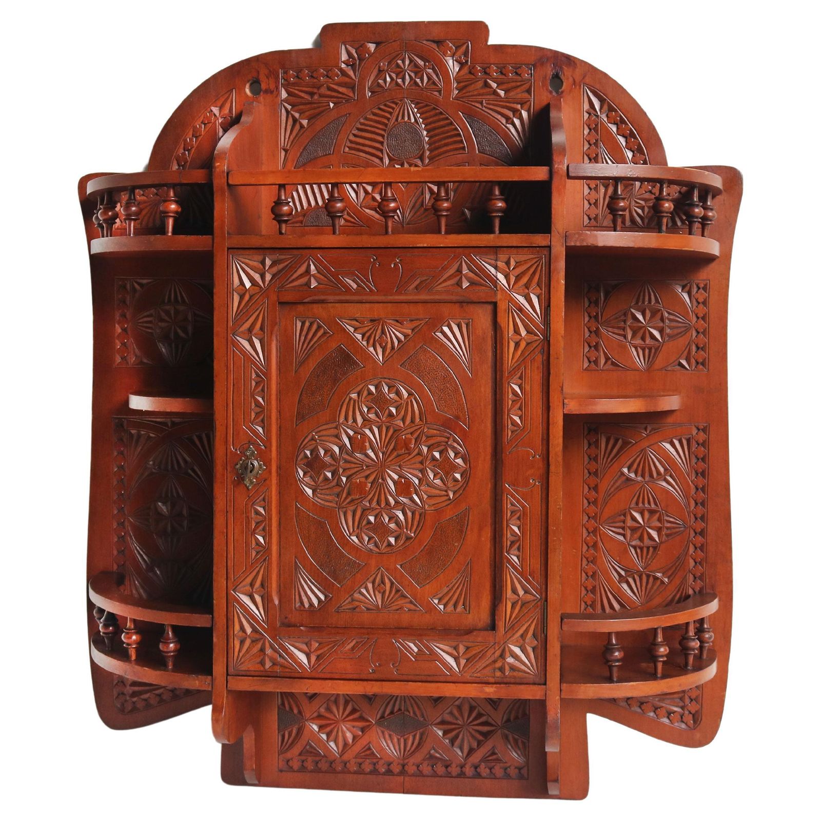 Antiek Nederlands Arts & Crafts wandkastje met chipsnijwerk, 1910, volkskunst houtsnijwerk