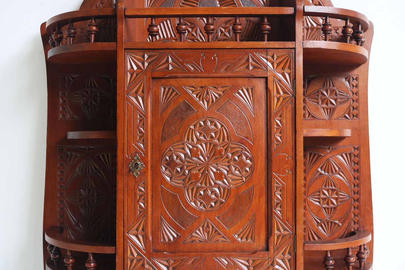Antiek Nederlands Arts & Crafts wandkastje met chipsnijwerk, 1910, volkskunst houtsnijwerk photo 1671.0