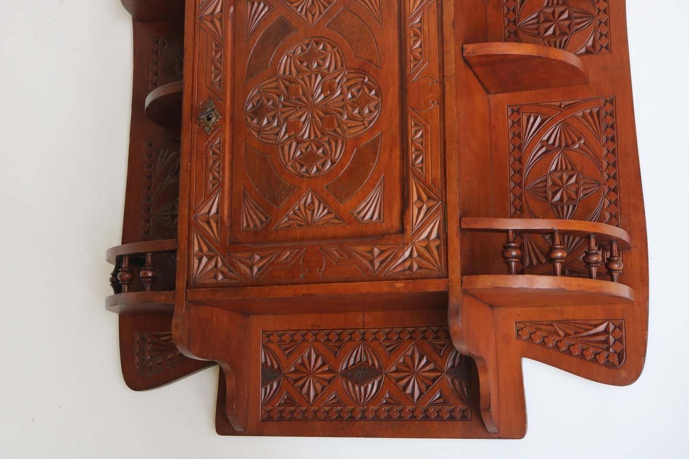 Armoire murale Arts & Crafts néerlandaise sculptée, art populaire, bois sculpté, 1910 photo vinterior