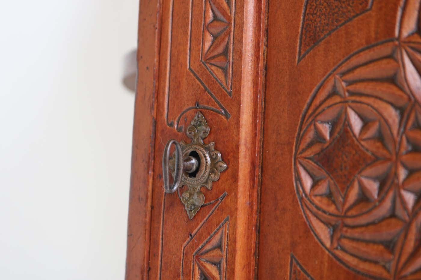 photo furniture Armoire murale Arts & Crafts néerlandaise sculptée, art populaire, bois sculpté, 1910