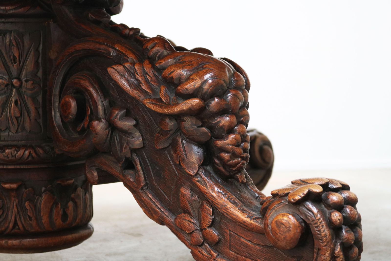 photo vinterior 19th Century French Antique Oak Oval Dining Hunt Table Black Forest Hunt Trophy