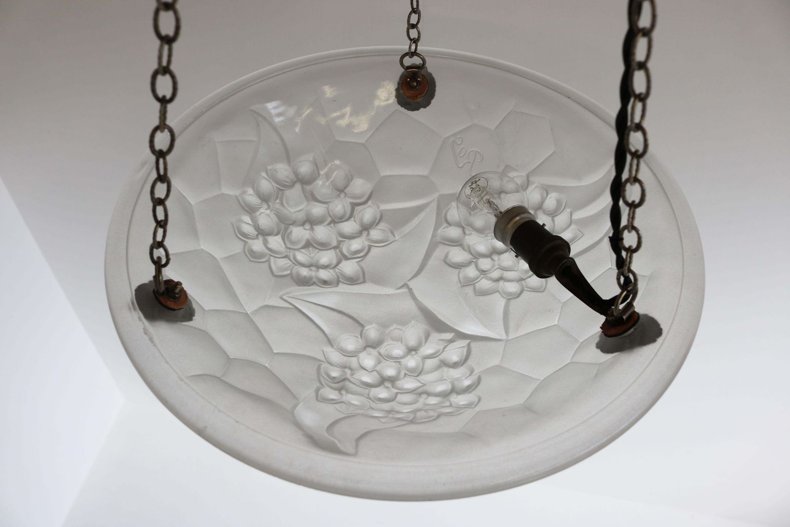 Antiek Frans art deco hanglamp / kroonluchter van David Gueron Degue, wit glas photo vintage
