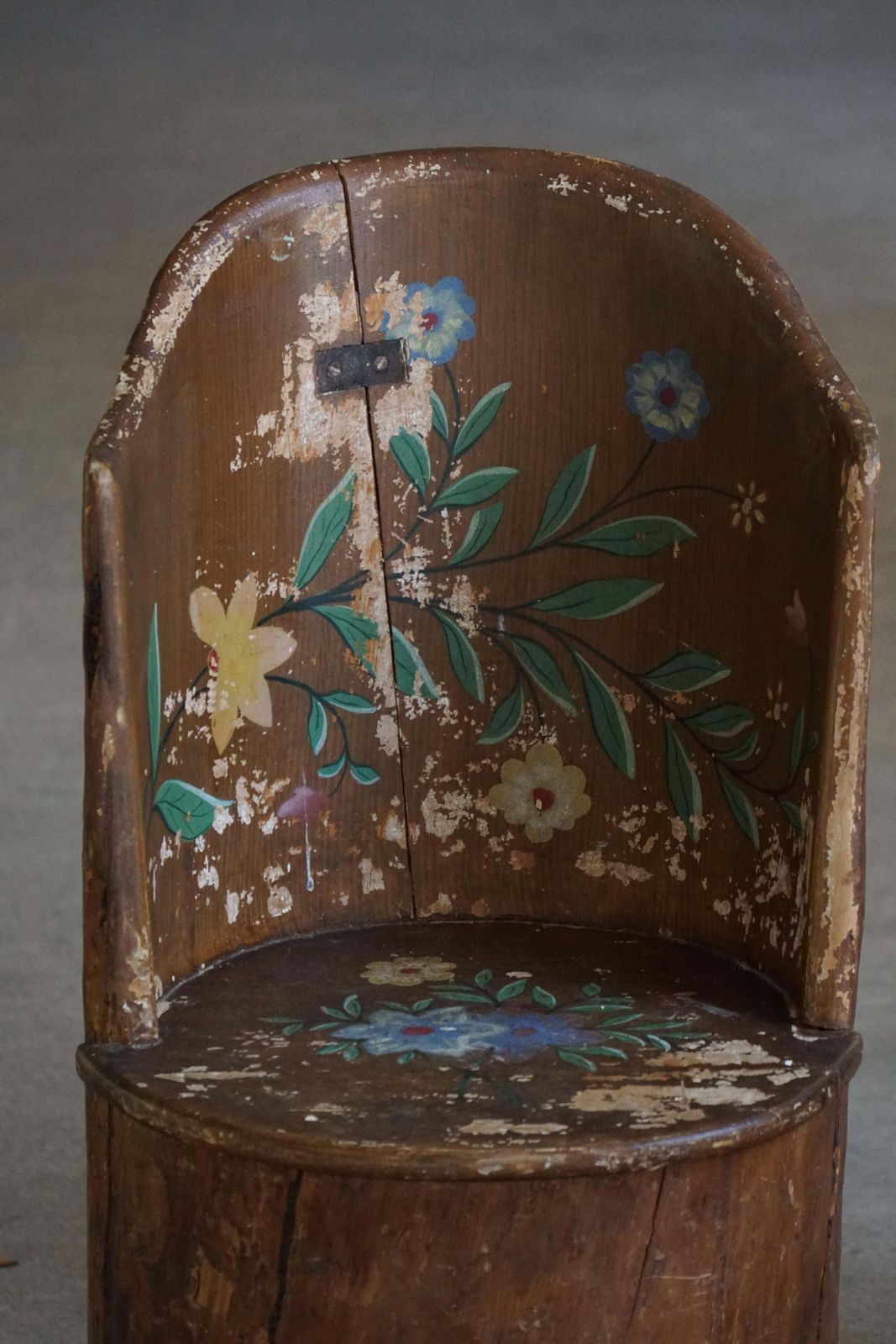 photo vinterior Pair Of Swedish Folk Art Stump Chairs, Painted Floral Motifs, Late 19th Century