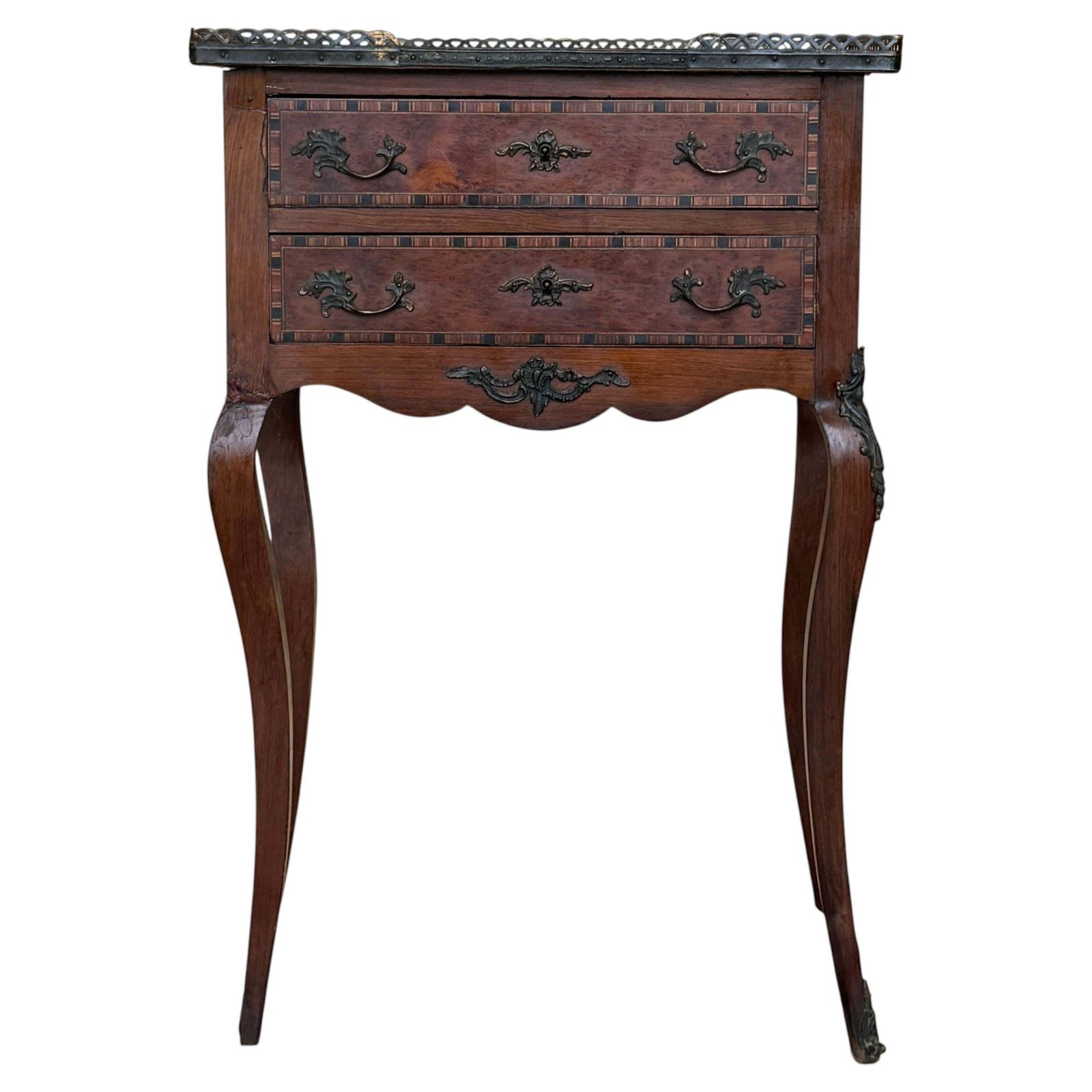Table de chevet française à deux tiroirs, galerie en laiton et montures en bronze