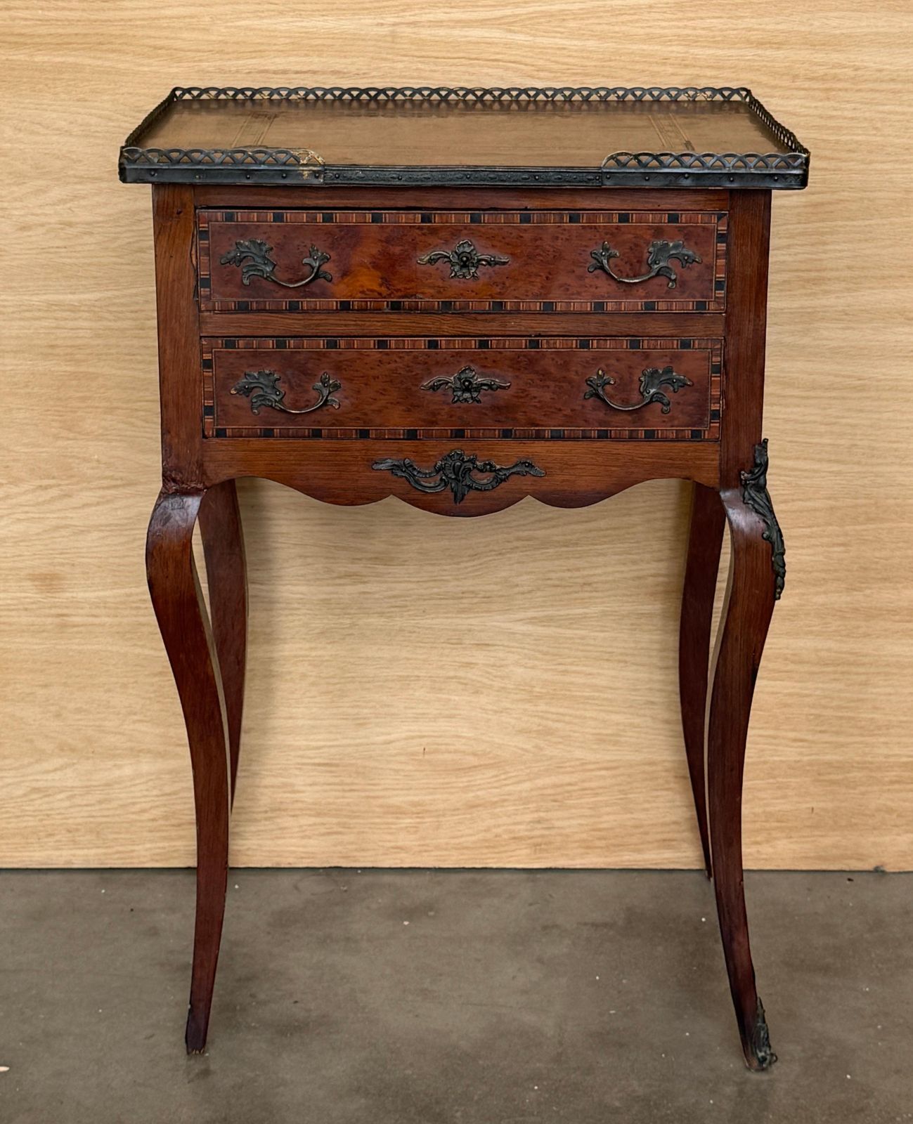 Table de chevet française à deux tiroirs, galerie en laiton et montures en bronze photo furniture