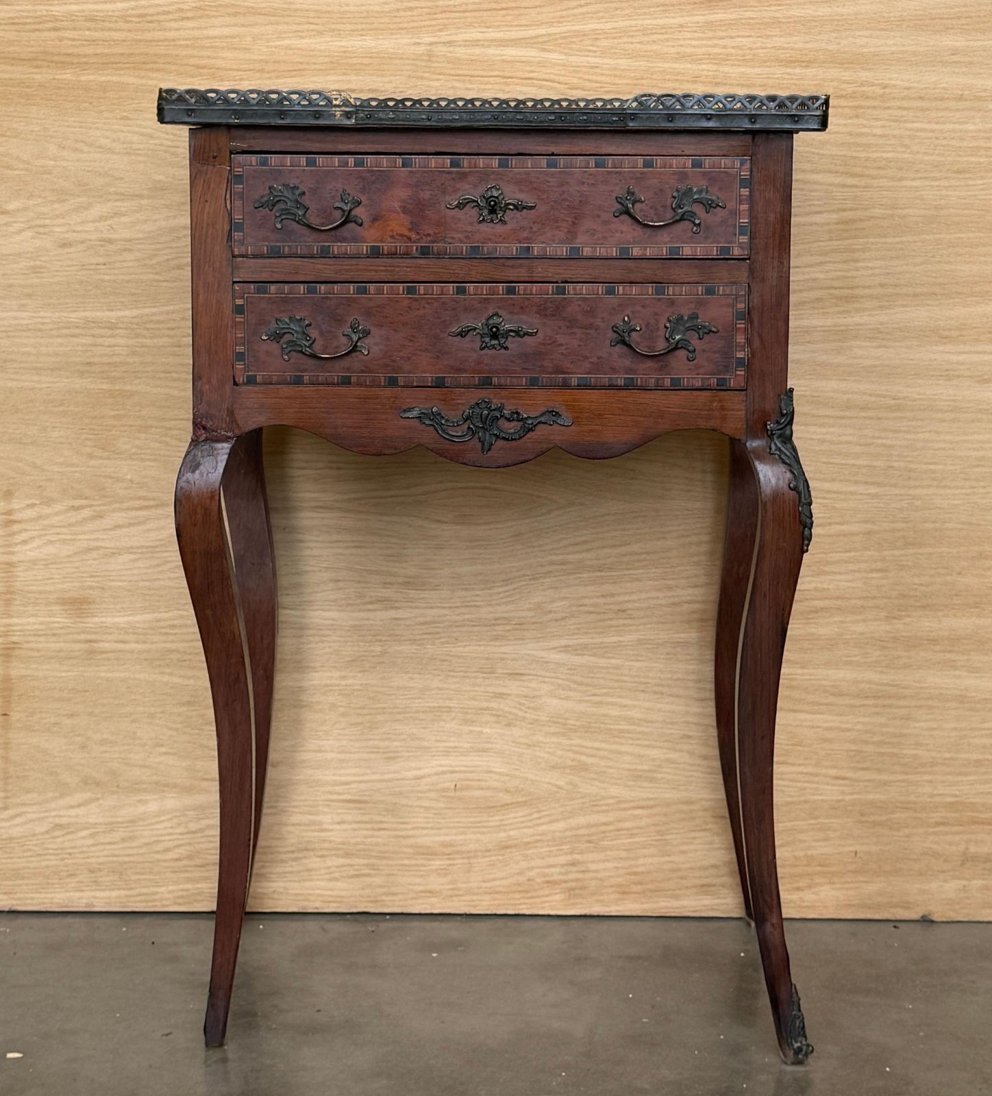 Table de chevet française à deux tiroirs, galerie en laiton et montures en bronze photo for sale