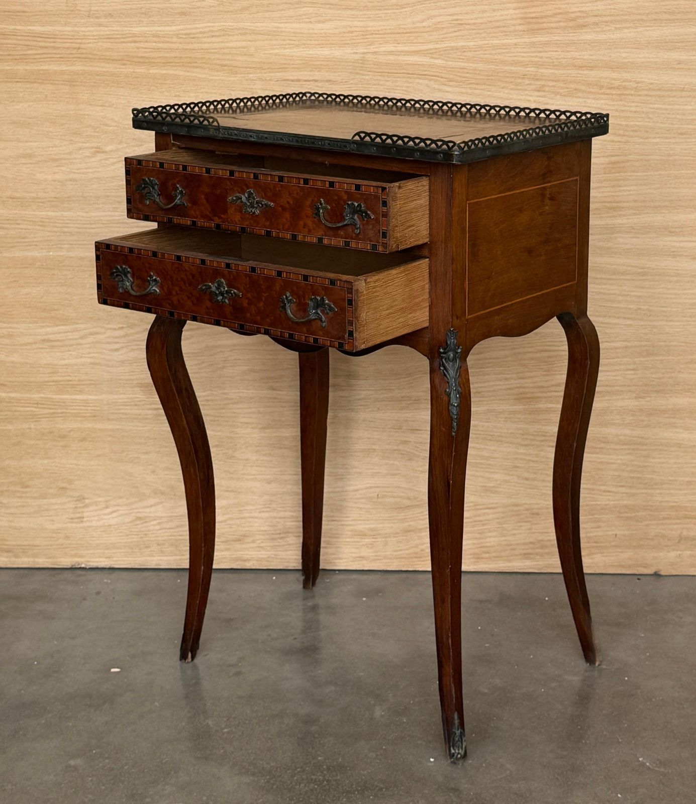 Table de chevet française à deux tiroirs, galerie en laiton et montures en bronze photo vintage