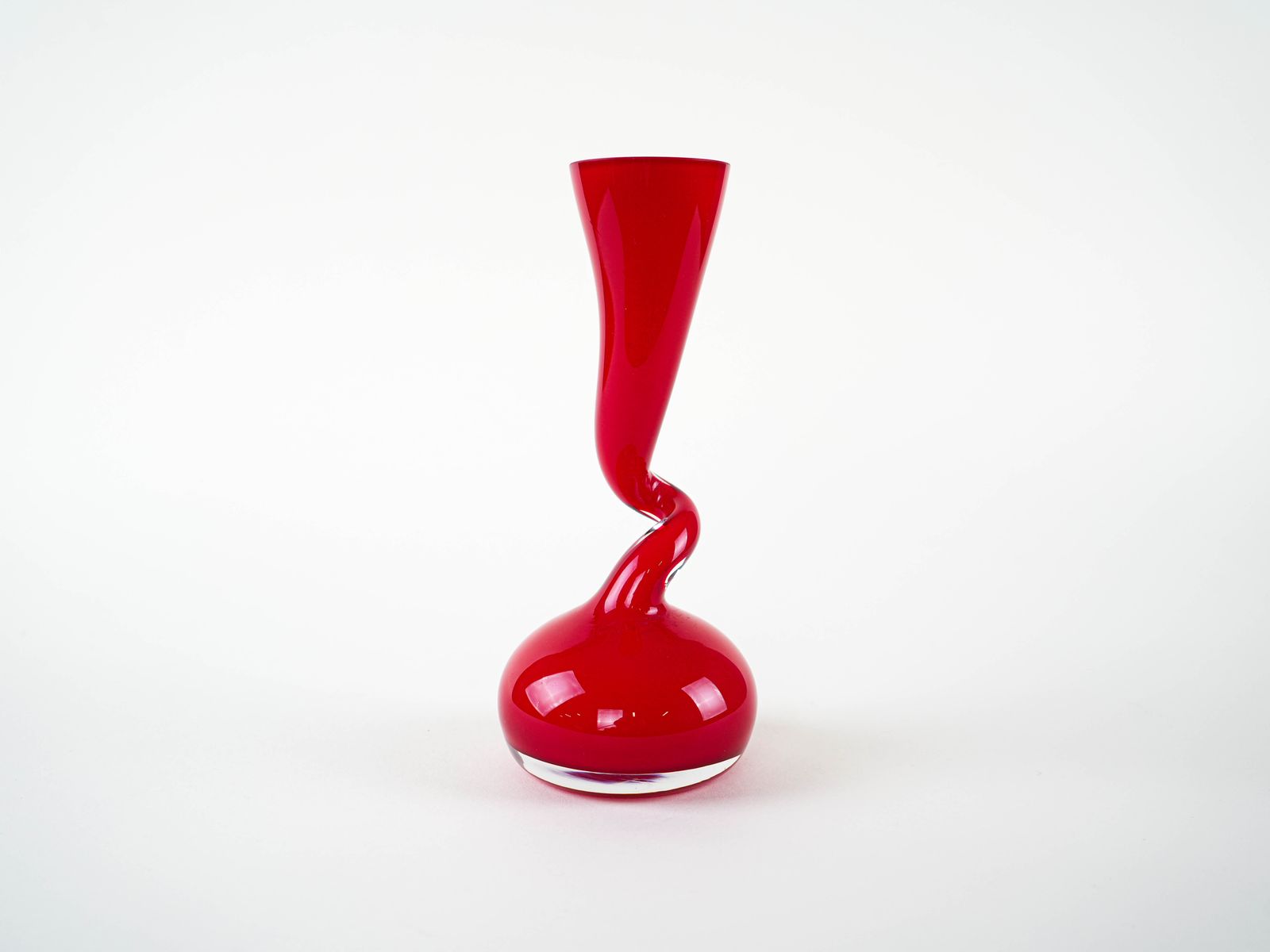 Vase rouge Swing, design danois, Normann Copenhagen, par Britta Bonnesen photo furniture