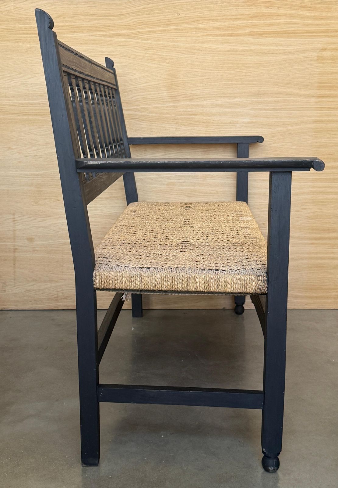 Banc espagnol en bois avec accoudoirs et assise tissée à la main photo furniture