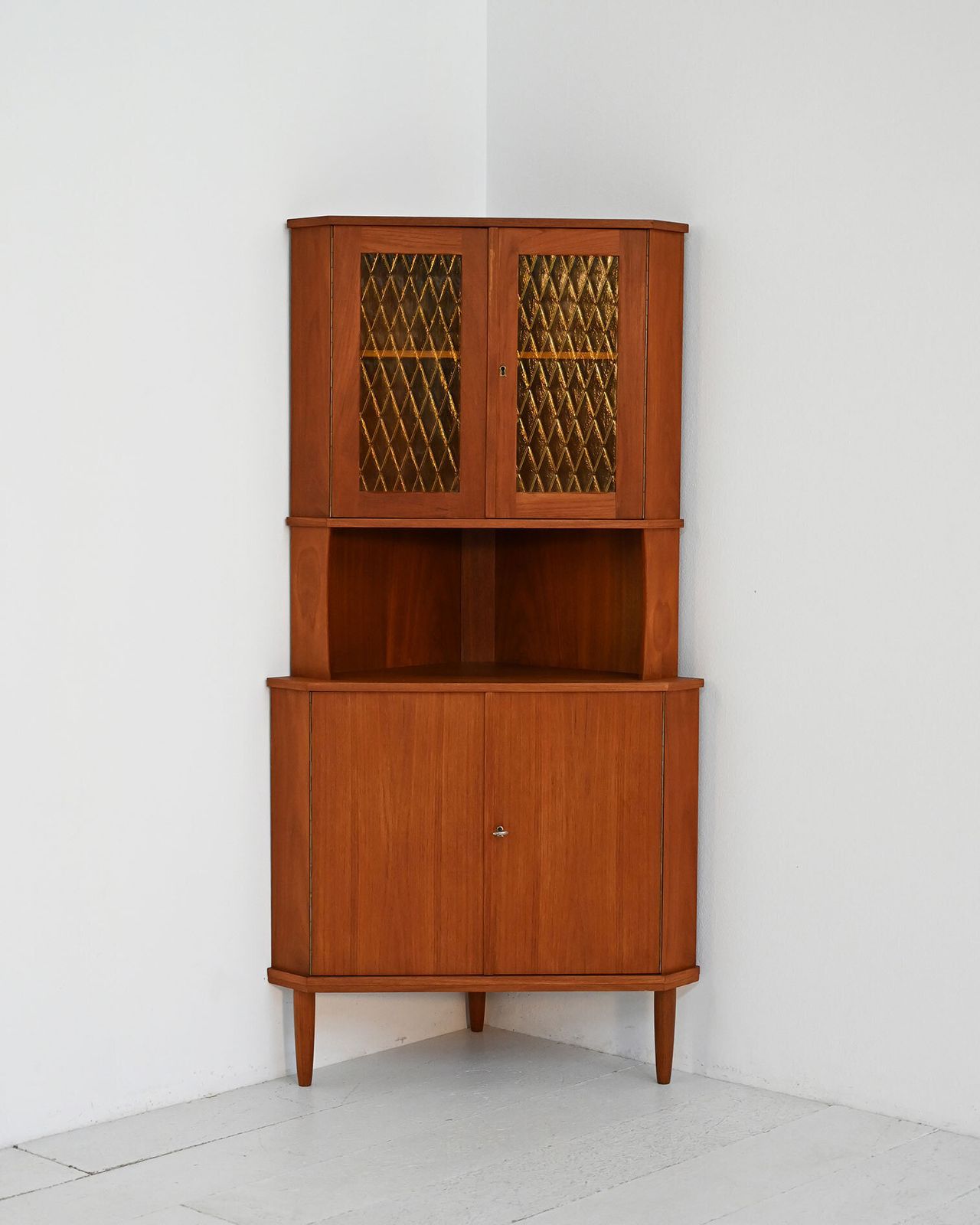 Mid-Century teakhouten hoekenkast, ca. jaren 1950 photo furniture