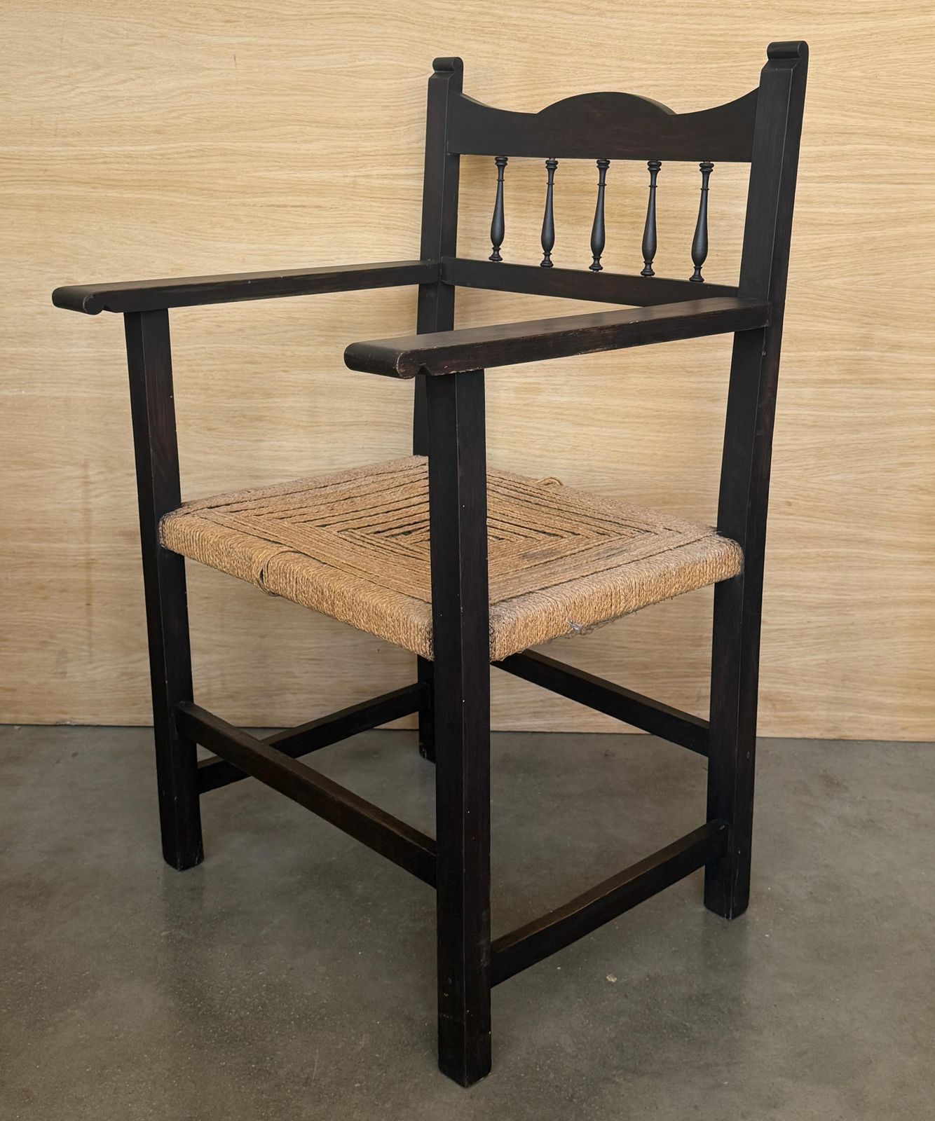 Fauteuil en bois à assise tressée main photo vinterior