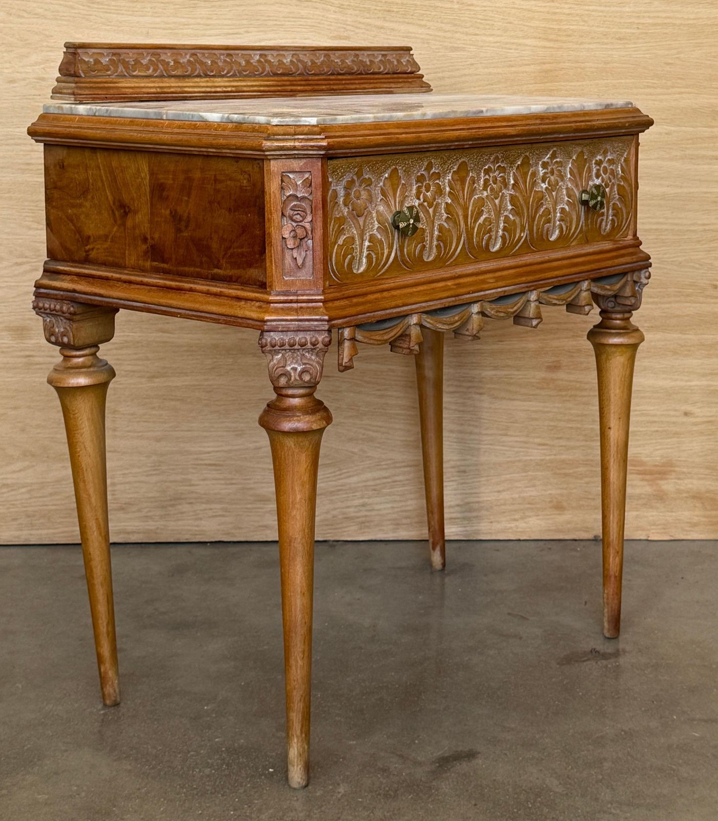 Paire de tables consoles de style classique, plateaux en marbre photo for sale