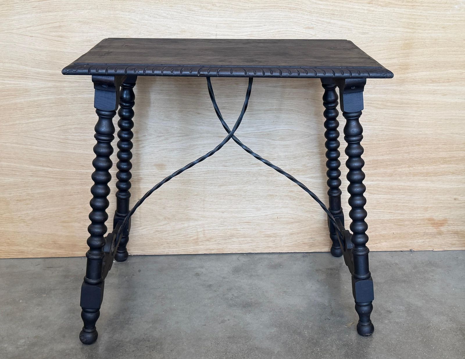 photo furniture Table d'appoint espagnole en bois massif avec détails en fer forgé, style baroque traditionnel