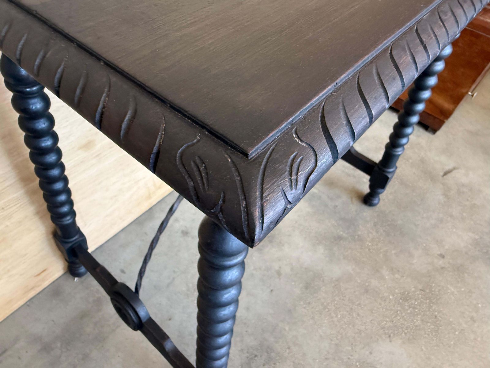 Mobilier Table d'appoint espagnole en bois massif avec détails en fer forgé, style baroque traditionnel photo
