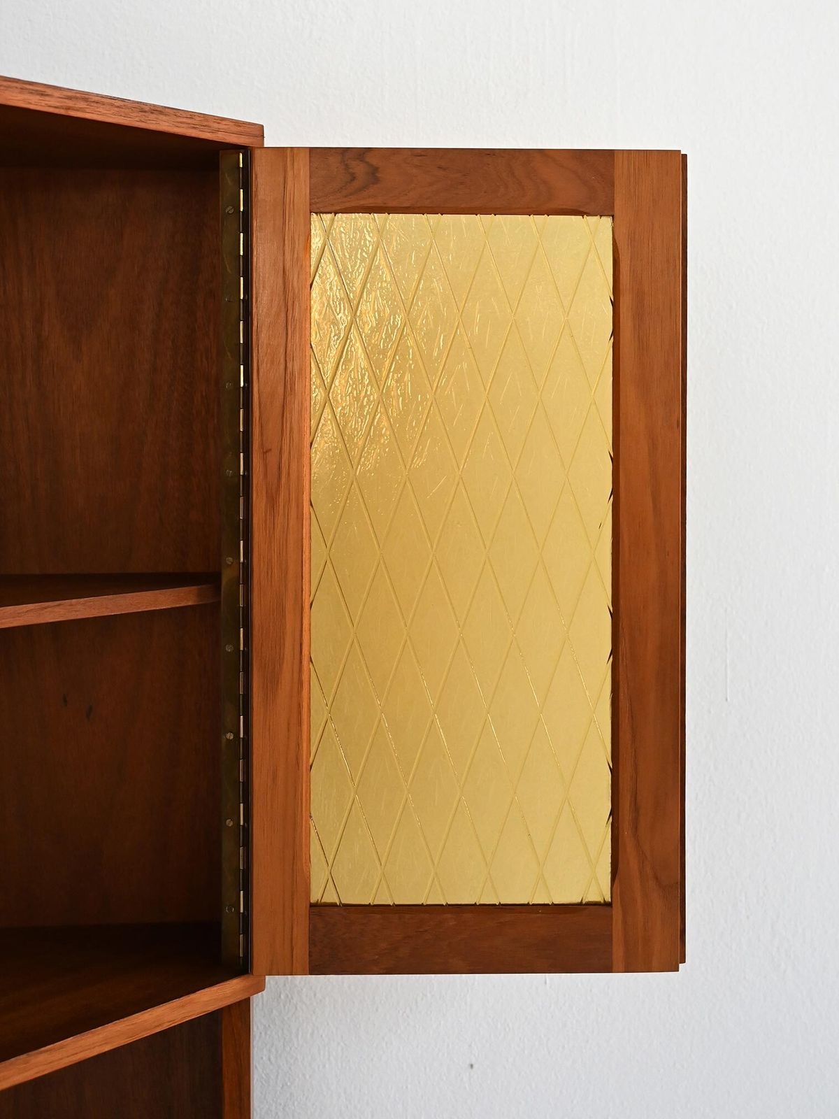 Mid-Century teakhouten hoekenkast, ca. jaren 1950 photo vinterior