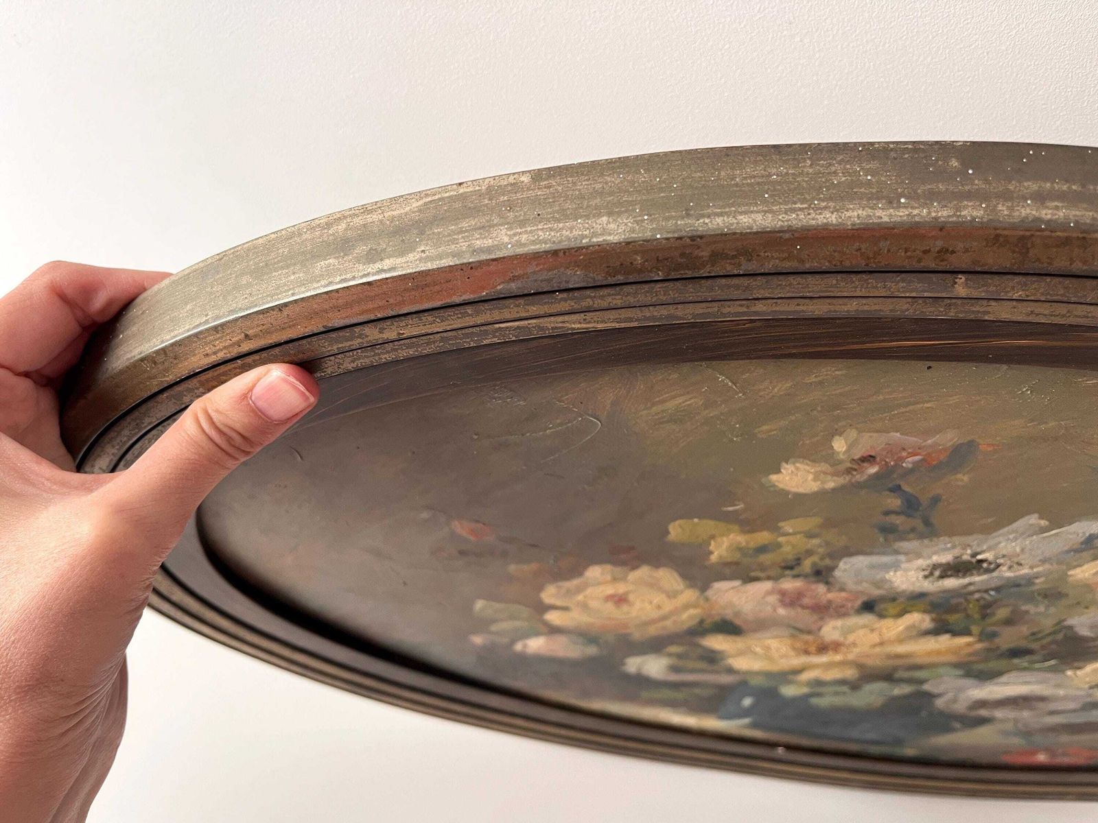 370.0 Original 1930s Art Deco Still Life In Oil On Panel "Roses And Poppies", Oval Wooden Frame, French Antique Still Life Painting photo