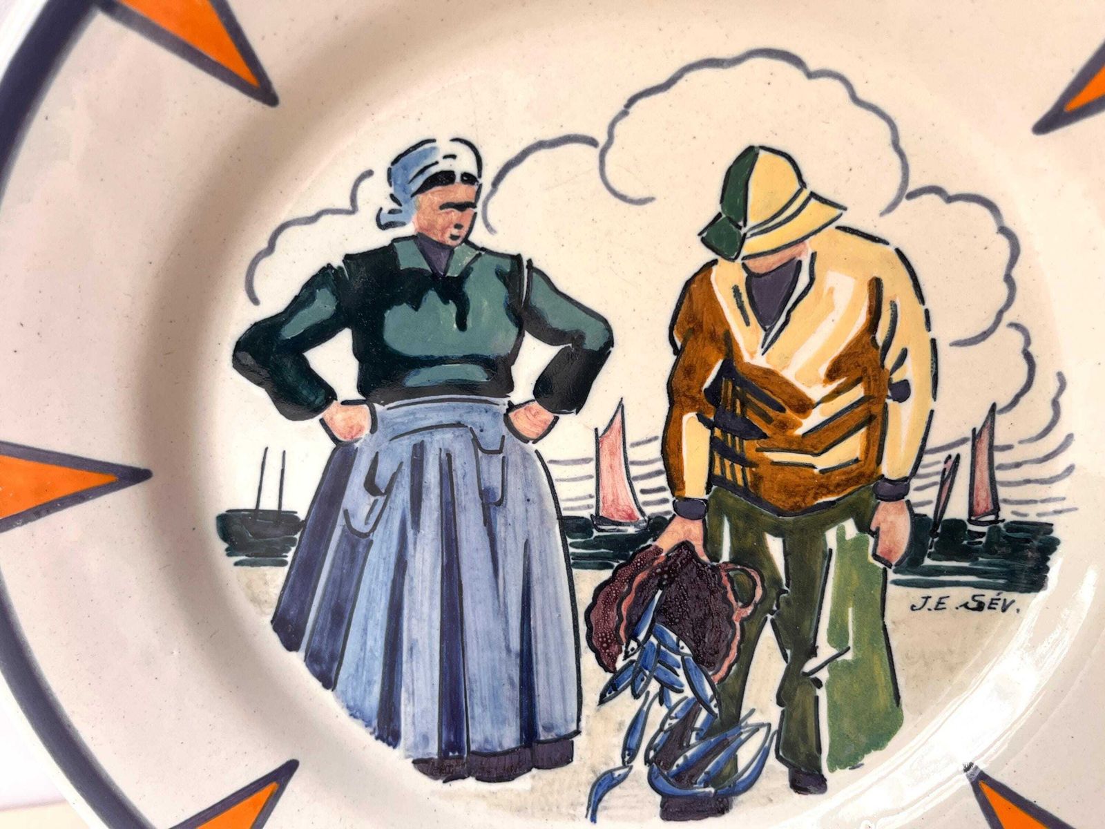 Antiek Henriot Quimper-bord door Jim Eugène Sevellec, Bretonse visser, aardewerk, Art Deco photo for sale
