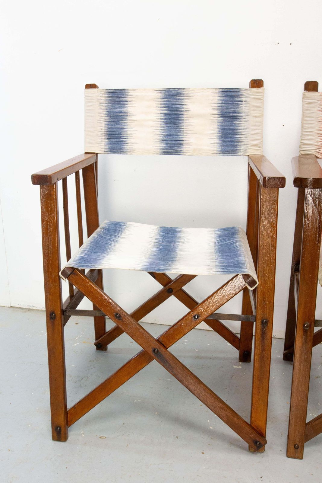 Lot de cinq chaises pliantes de metteur en scène en toile, rouge, bleu et blanc, vers 1940 photo vinterior