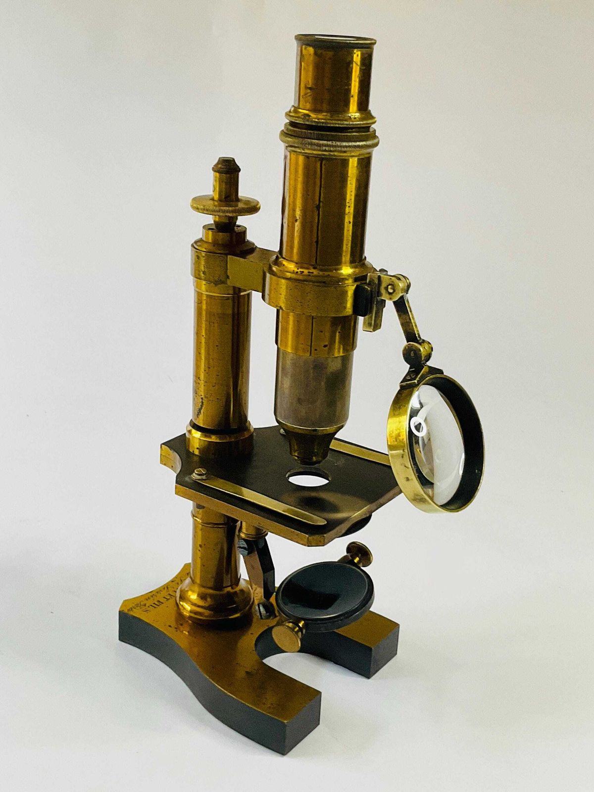 Antique Brass Microscope By Nachet Et Fils– Complete With Accessories & Mahogany Case C1865. photo vinterior