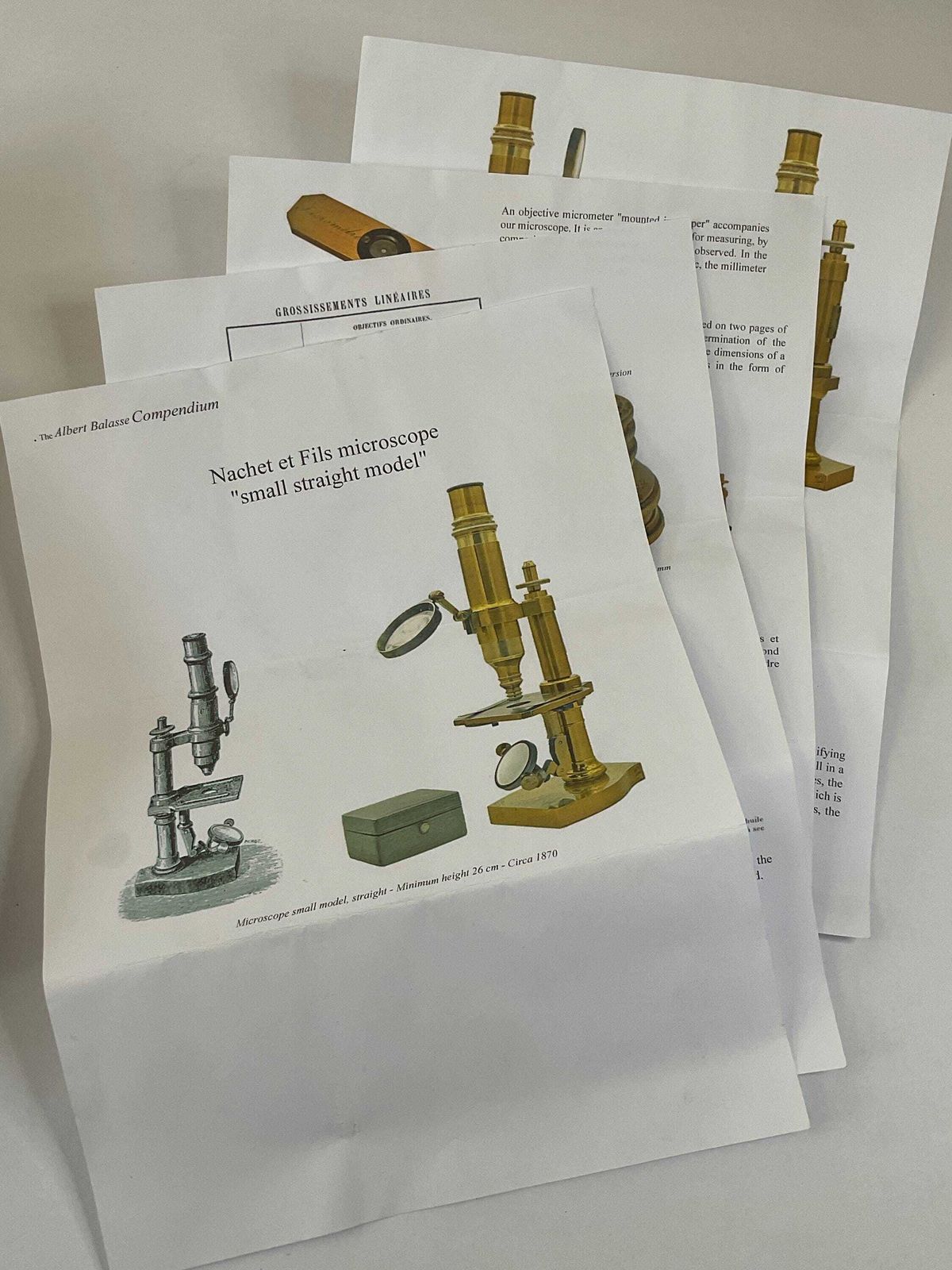 photo buy Antiek messing microscoop van Nachet Et Fils, compleet met accessoires en mahonieholten koffer, ca. 1865.