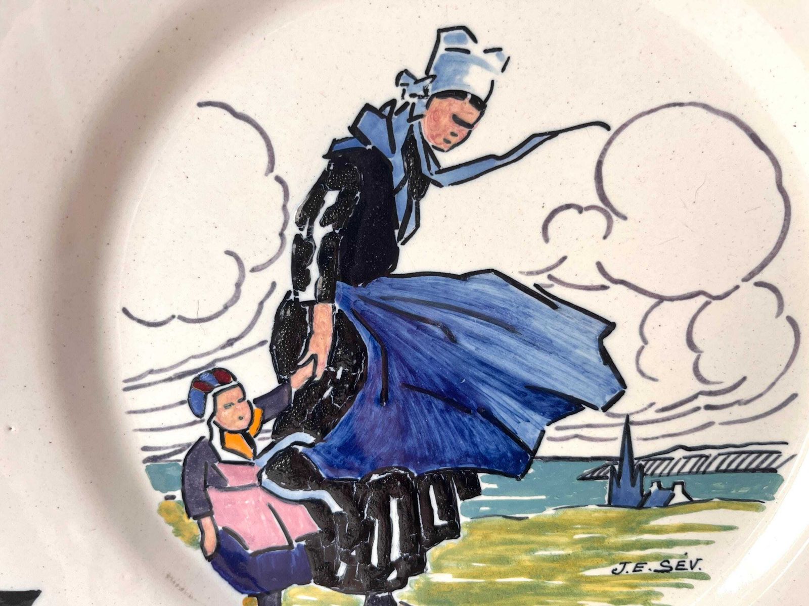 Antiek Henriot Quimper-bord door Jim Eugène Sevellec, Bretagne – "Vrouw en kind", aardewerk, Art Deco photo for sale