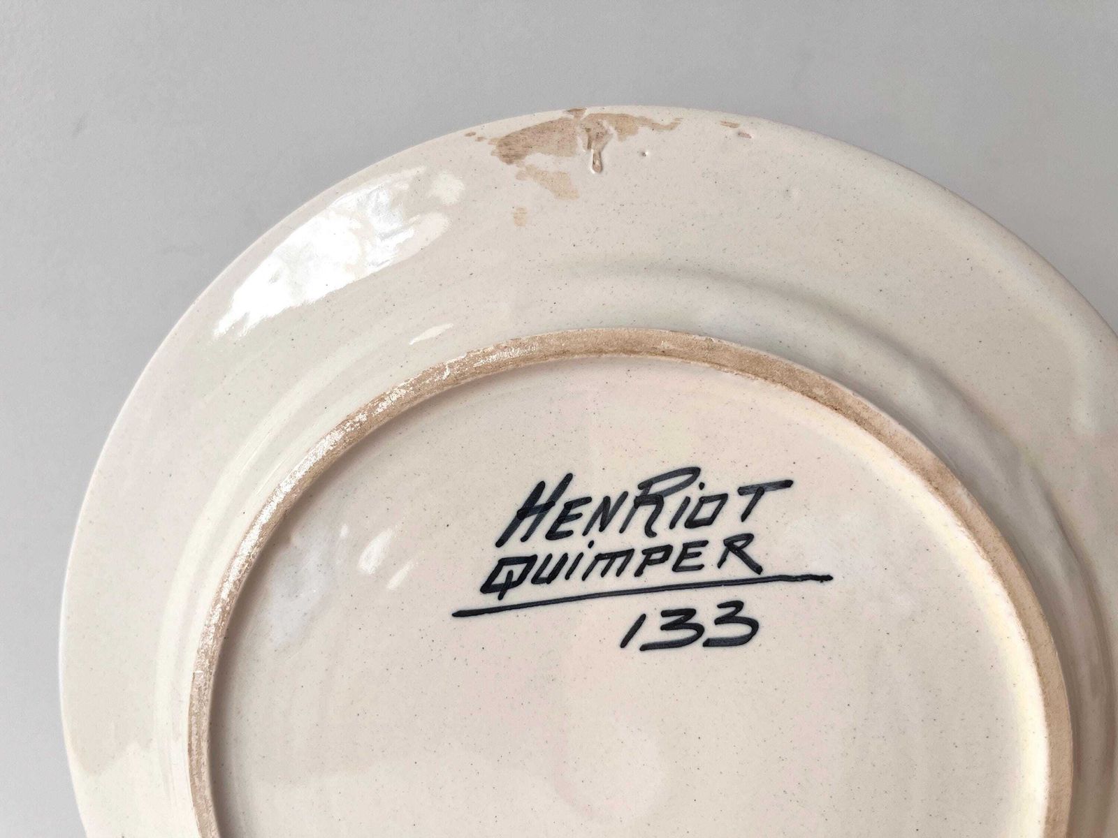 photo for sale Antiek Henriot Quimper-bord door Jim Eugène Sevellec, Bretagne – "Vrouw en kind", aardewerk, Art Deco