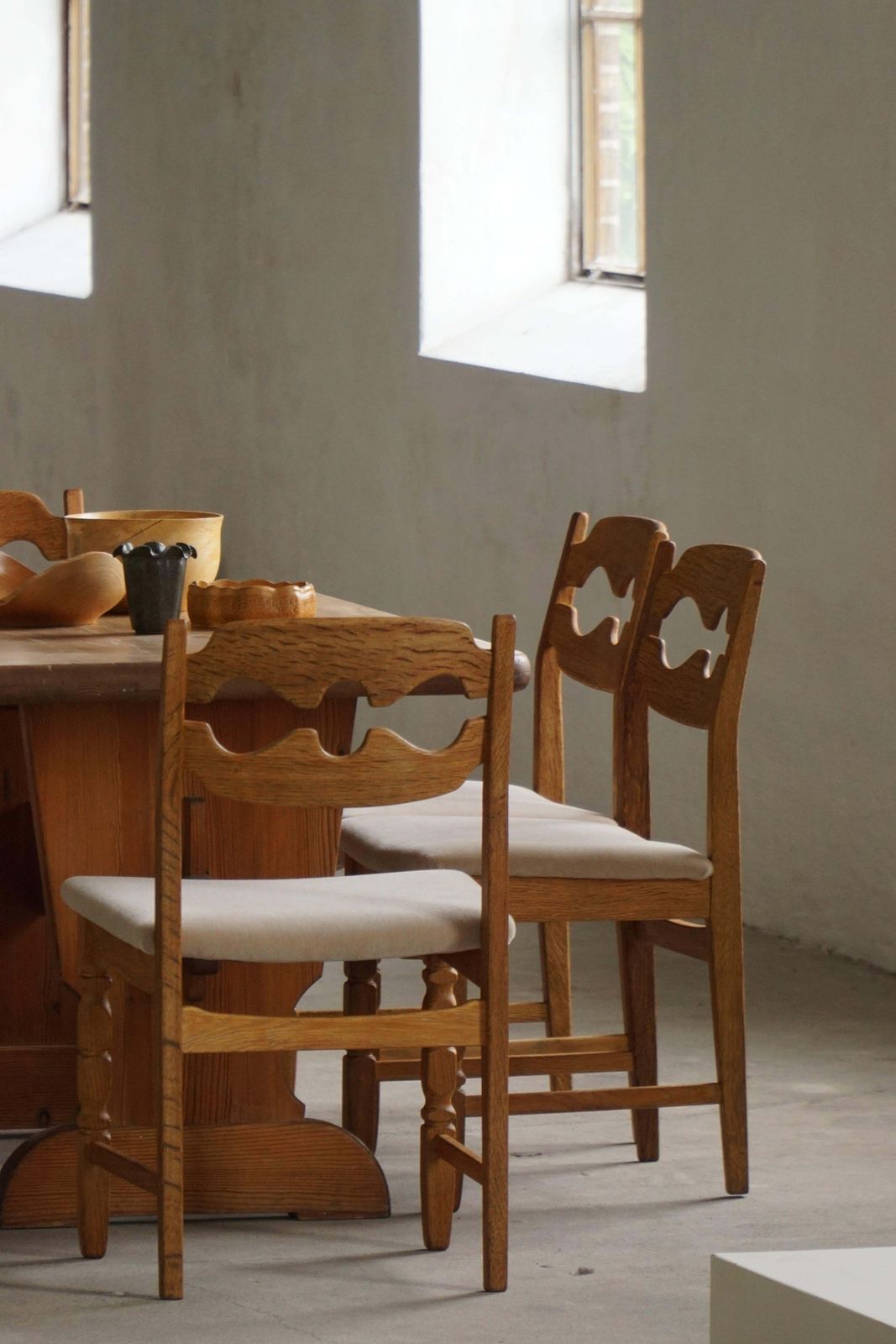 photo vintage Set Of 8 Henning Kjærnulf Razorblade Dining Chairs In Oak And Mohair 1960s