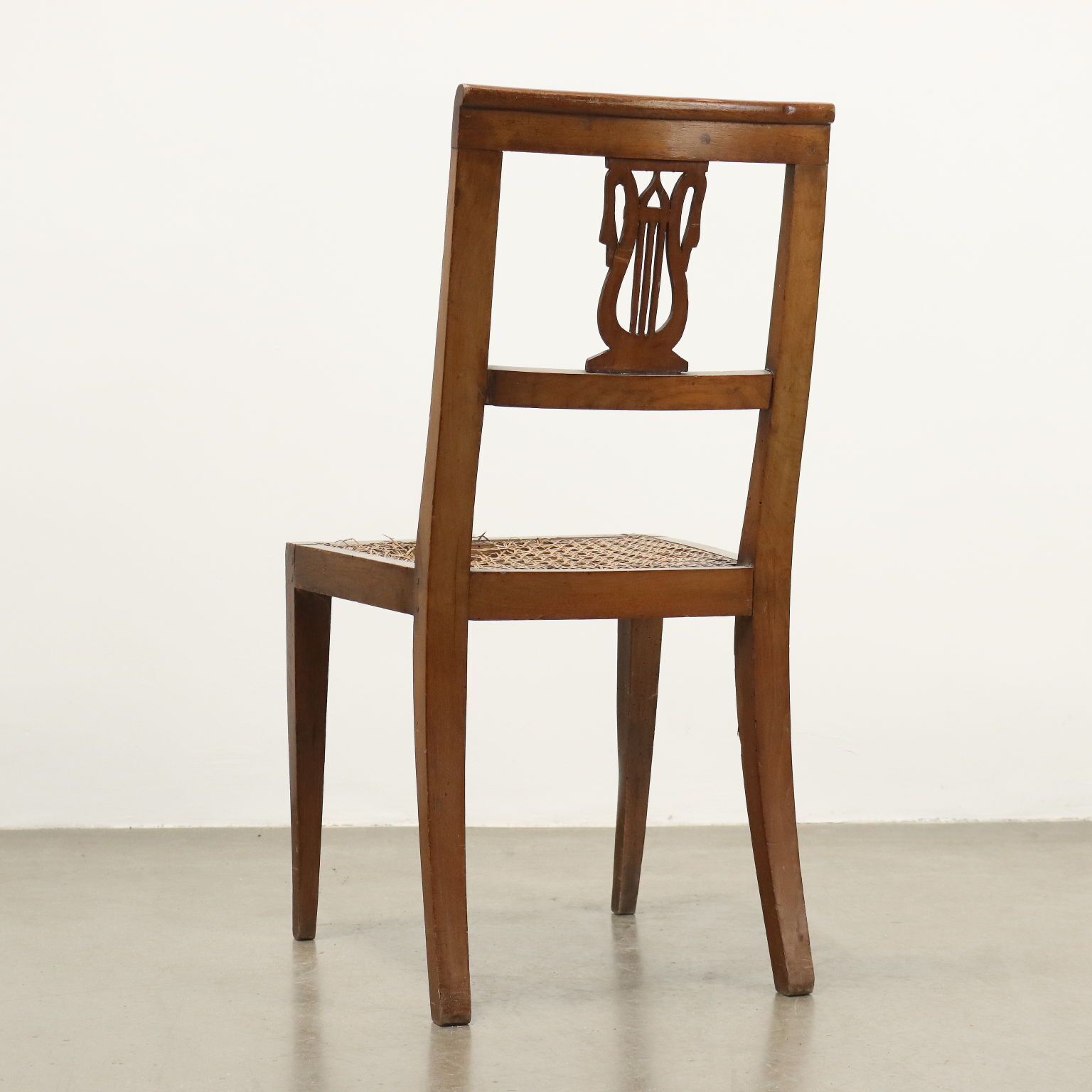 photo furniture Chaises d'époque Directoire en noyer, paille de Vienne, à restaurer, XVIIIe siècle
