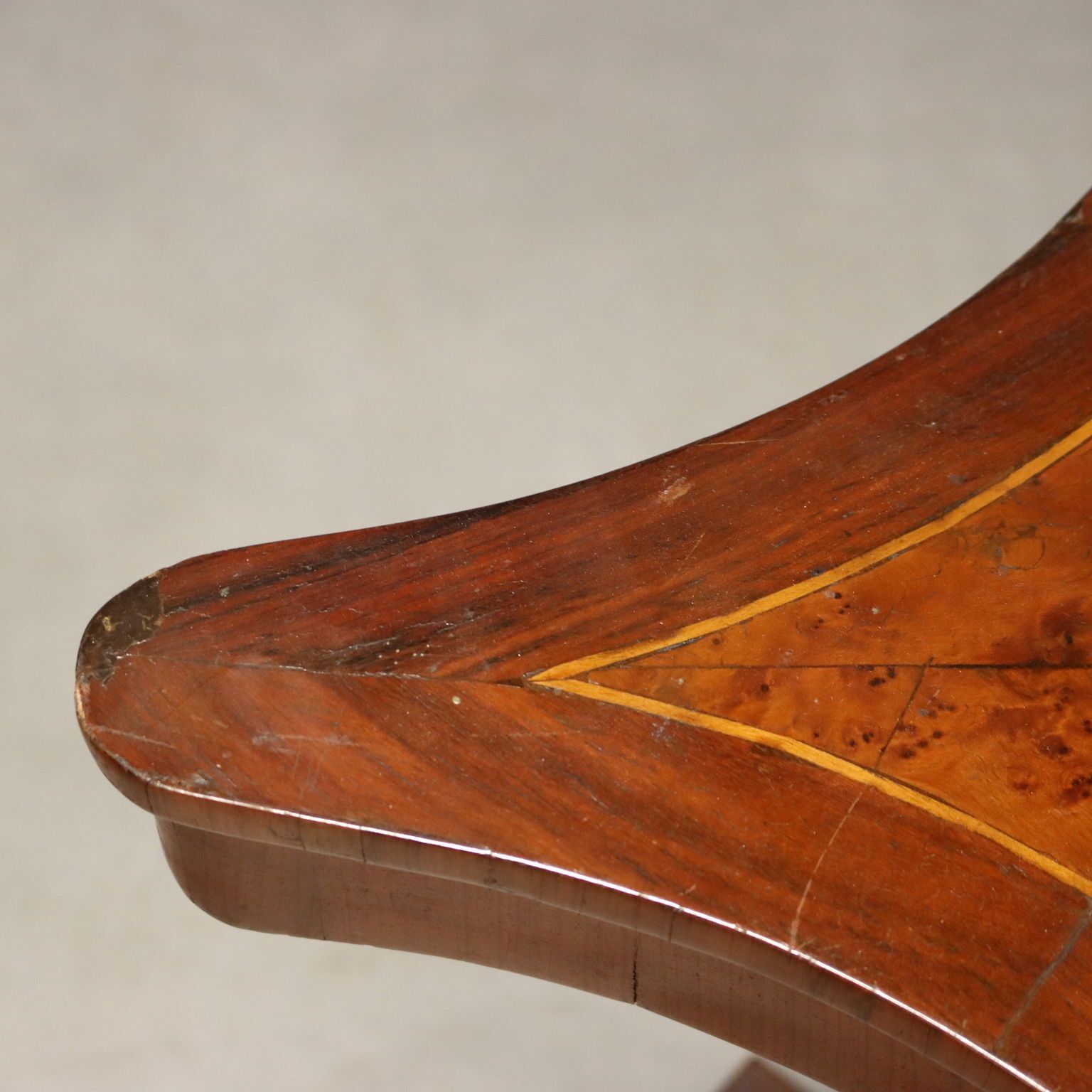 Petite table d'époque Empire en noyer, incrustations d'érable, XIXe siècle photo vinterior