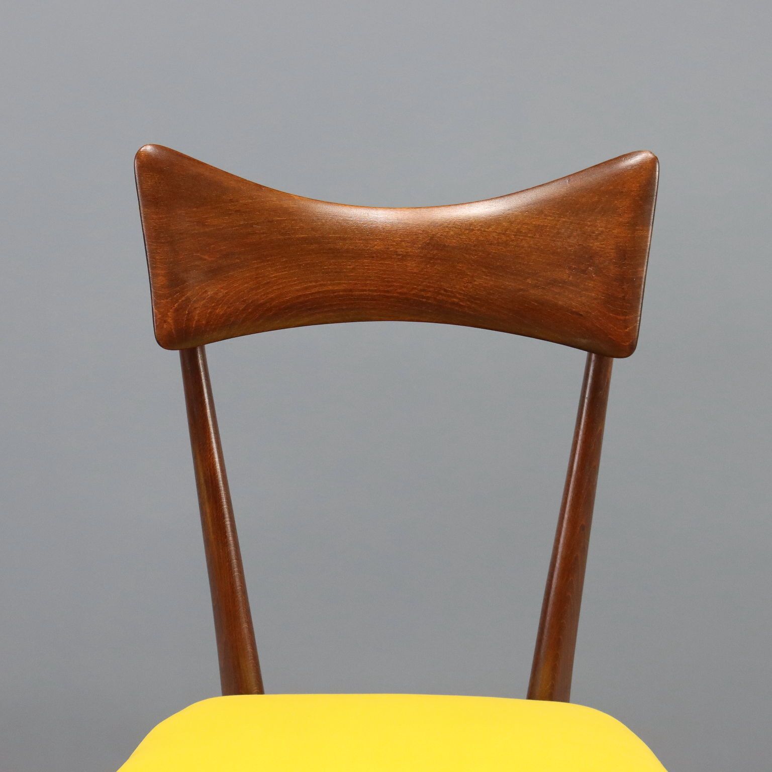 photo vintage Vintage stoelen, gelakt beukenhout, fluwelen bekleding, design Italië, ca. jaren 1950-1960