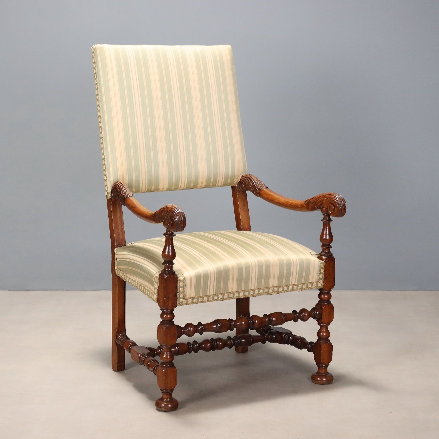 Chaise haute baroque en noyer sculpté, Italie, XVIIe-XVIIIe siècle