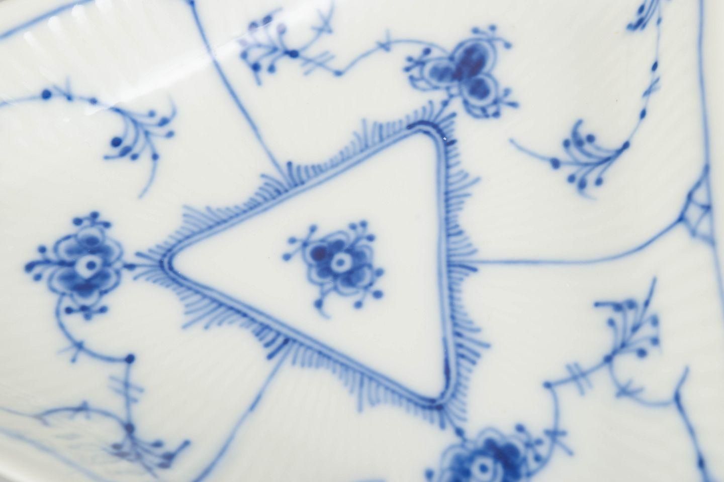 Royal Copenhagen Blue Fluted Plain. Petite assiette triangulaire en porcelaine, 1966 photo for sale