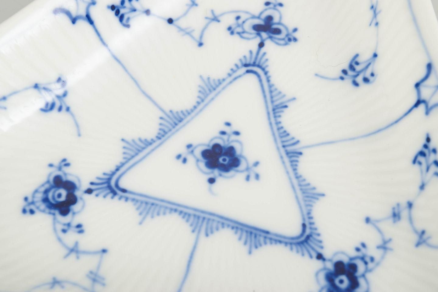 Royal Copenhagen Blue Fluted Plain. Klein driehoekig bord in porselein, 1965 photo for sale
