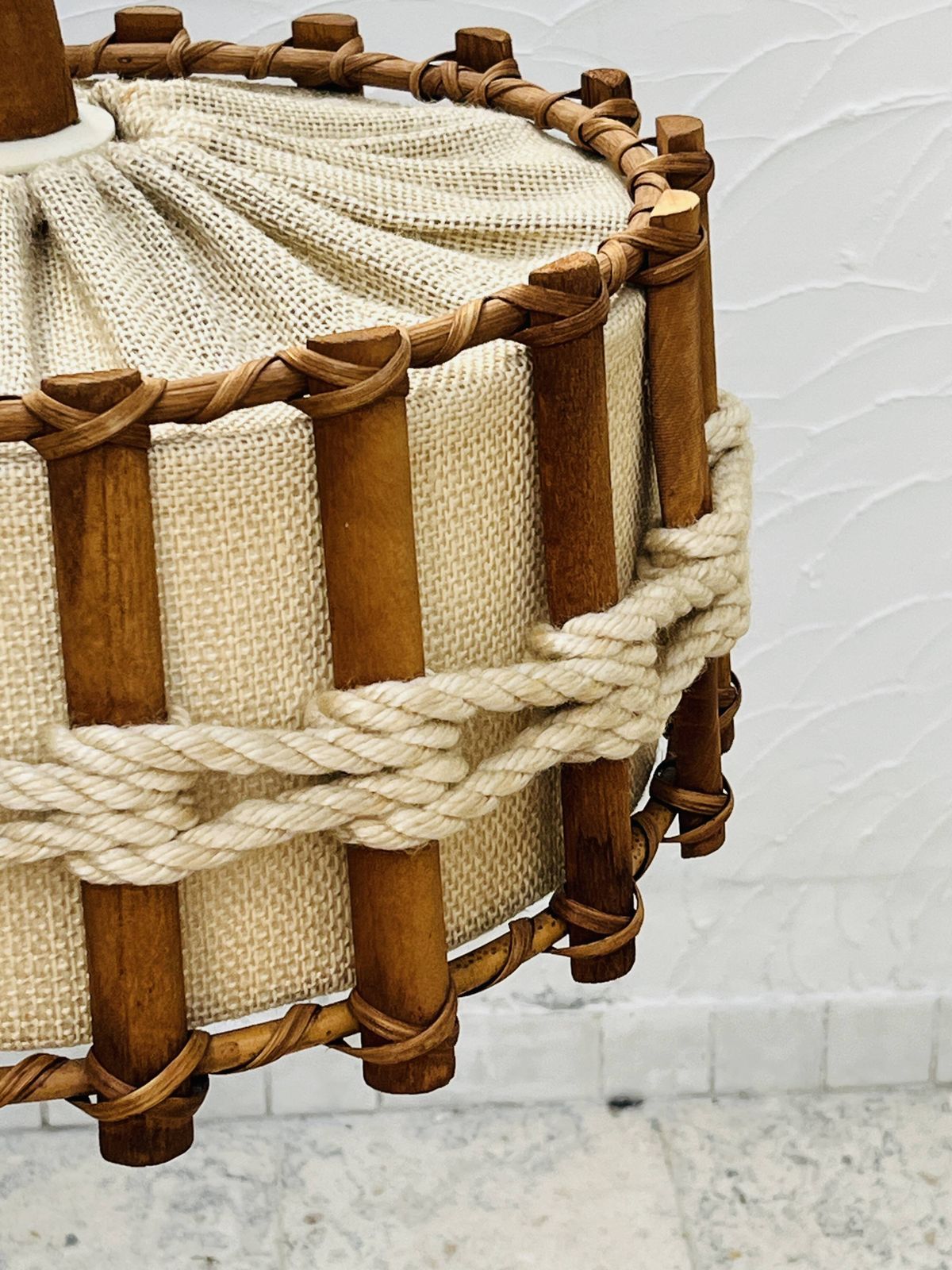 Scandinavische hanglamp van hout en jutestof. photo buy