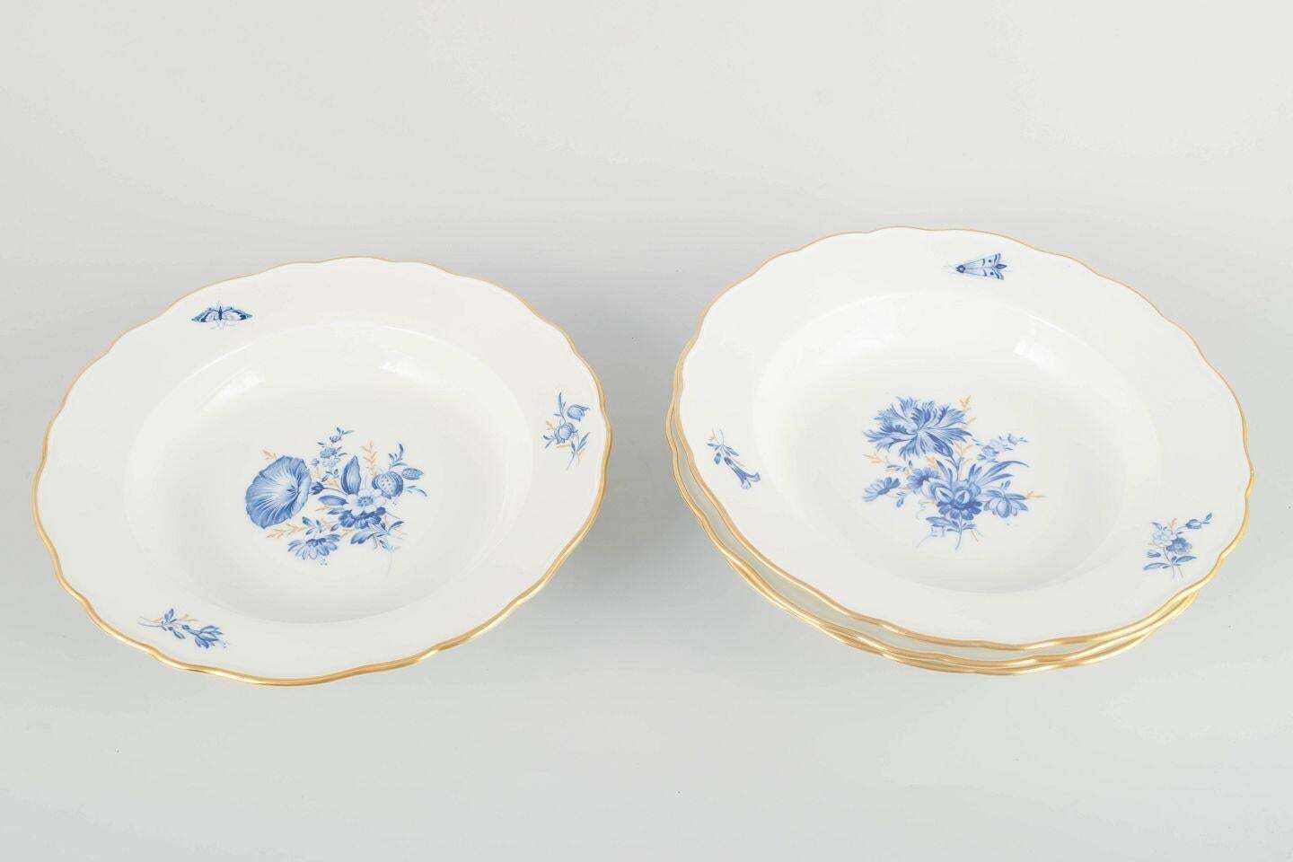 Meissen, Duitsland. Vier diepe porseleinen borden met bloemenmotieven. Begin 20e eeuw. photo furniture
