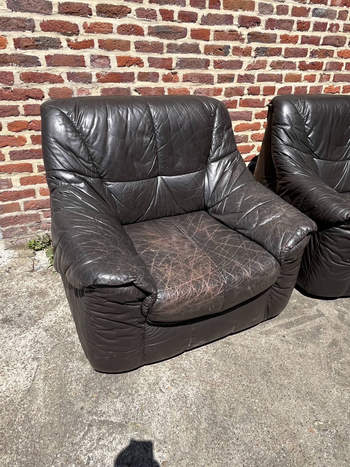 Paar fauteuils van gepatineerd leer photo vintage
