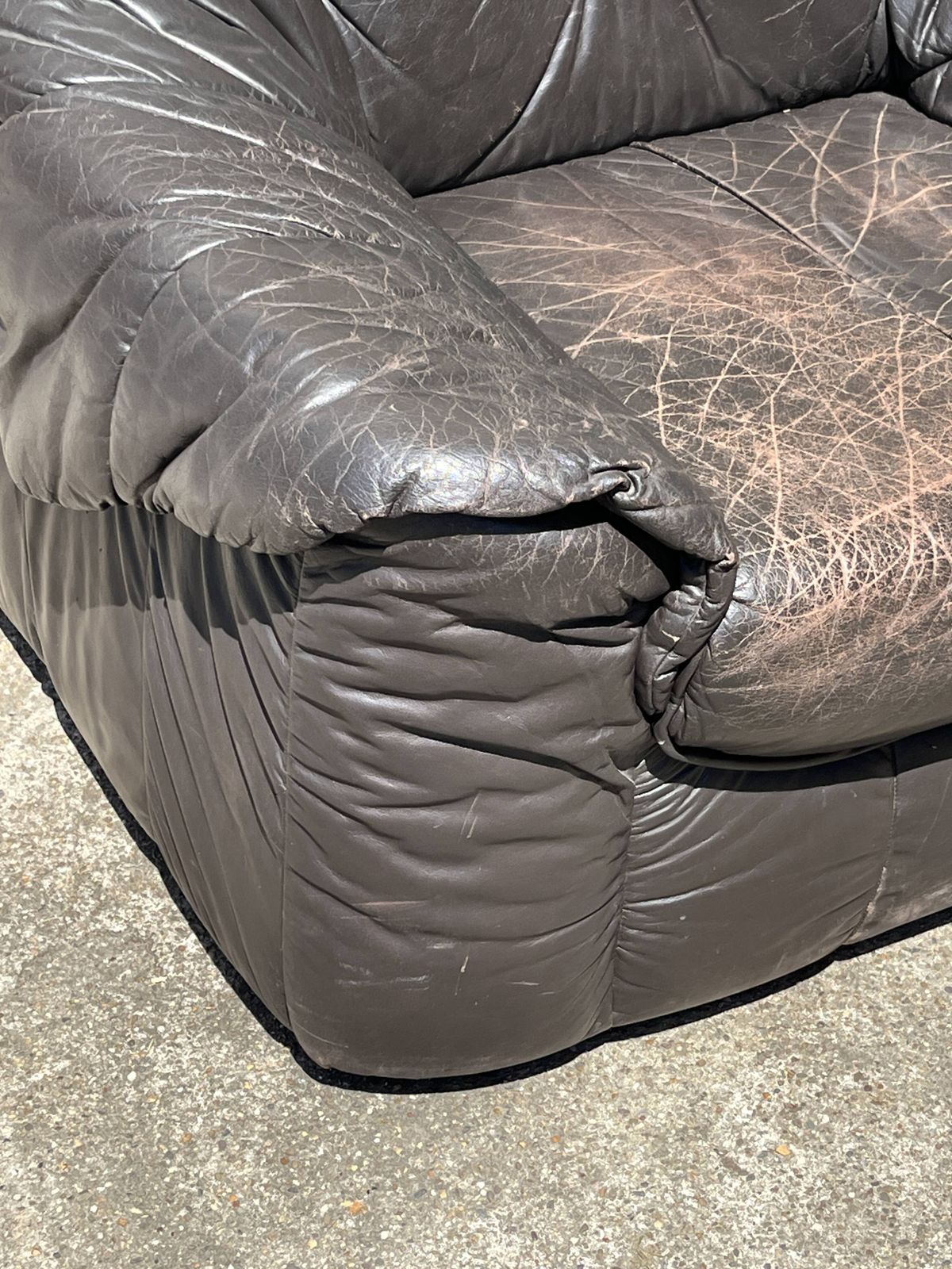 photo furniture Paar fauteuils van gepatineerd leer