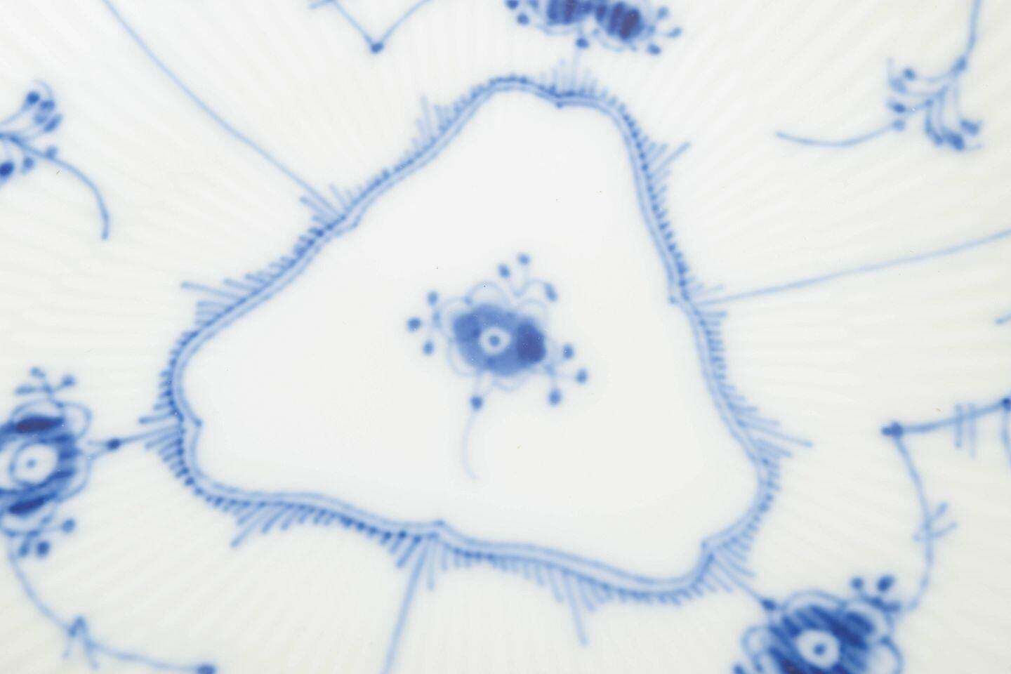 Royal Copenhagen. Plat triangulaire Blue Fluted Plain en porcelaine. 1965 photo for sale