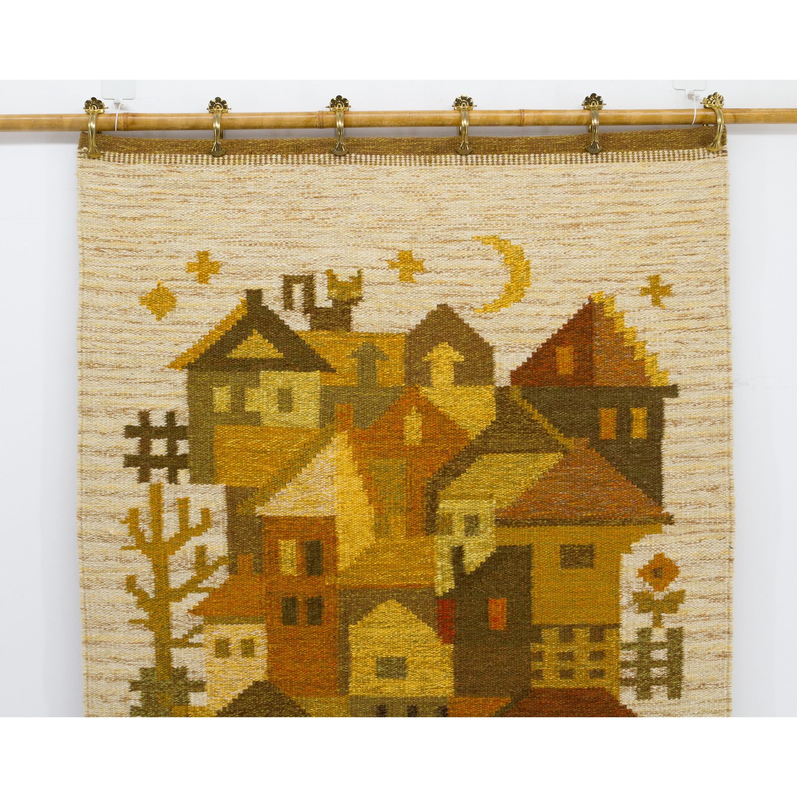 Vintage jaren '70 handgeweven wandtapijt in mosterdgeel en bruin: geometrisch dorpsgezicht photo vinterior