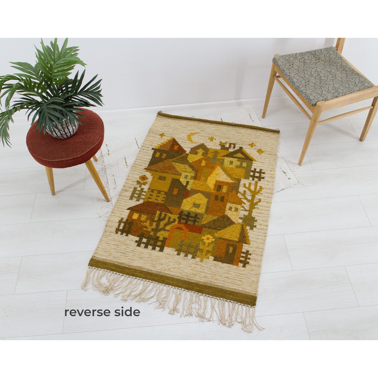 photo vinterior Vintage jaren '70 handgeweven wandtapijt in mosterdgeel en bruin: geometrisch dorpsgezicht