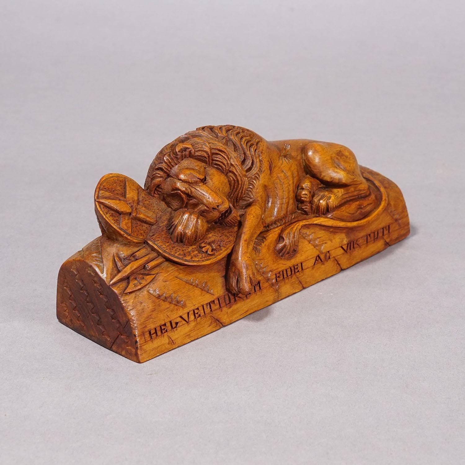 Antiek Zwitsers gesneden leeuw met heraldisch schild, Luzern, ca. 1900 photo furniture