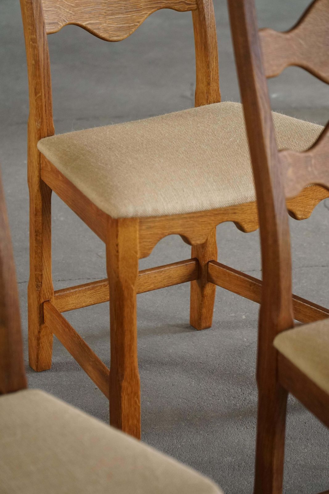 photo vinterior Set Of 6 Highback Dining Chairs In Oak, Danish Modern, Henning Kjærnulf, 1960s