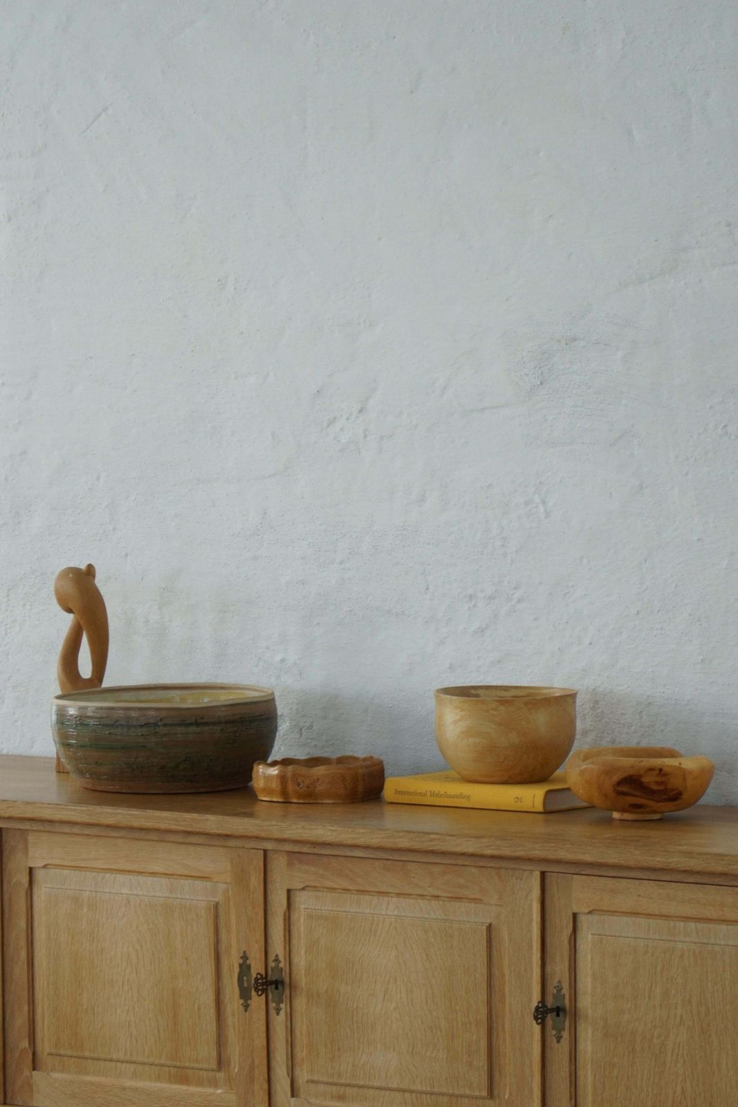 photo vintage Low Brutalist Sideboard In Oak, Danish Mid Century, Henning Kjærnulf, 1960s